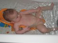 Elya dans son bain essaye d'attraper ses pieds - 002 * 1024 x 768 * (80KB)